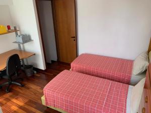 Voodi või voodid majutusasutuse Near Como, charming apartment with fireplace toas