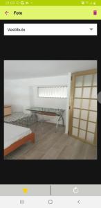 una imagen de una habitación con cama y puerta en Lofth valencia, en Valencia