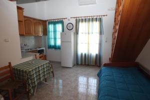 A kitchen or kitchenette at Afroditi Syros
