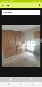 una imagen de una habitación con armarios de madera en Lofth valencia, en Valencia