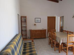 sala de estar con mesa de comedor y sillas en Casa Antonia ET- 6805 en Sant Francesc Xavier