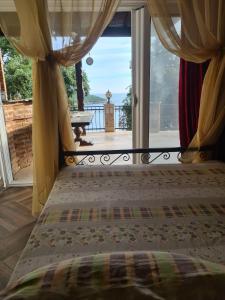 - une chambre avec un lit et une fenêtre avec vue dans l'établissement HARMONY Apartments, à Ulcinj