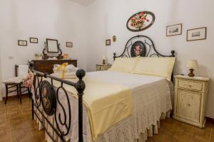 a bedroom with a bed and a table and a mirror at Lignanello Country House in Pienza