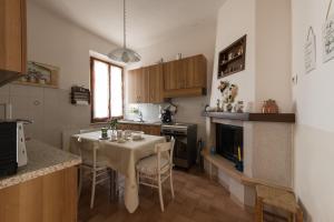 una cucina con tavolo e camino di Lignanello Country House a Pienza Altre 32 foto