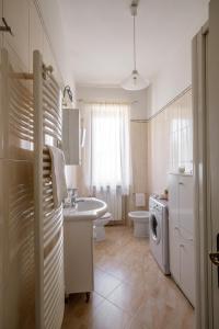 a bathroom with a sink and a washing machine at Lignanello Country House in Pienza