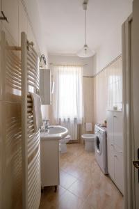 un bagno con lavandino e lavatrice di Lignanello Country House a Pienza