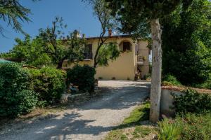 una casa con un vialetto davanti di Lignanello Country House a Pienza