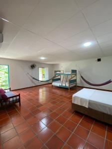 um quarto com duas camas e uma rede de descanso em Cabaña Villa Mary-Aguachica em Aguachica