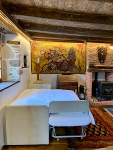 sypialnia z łóżkiem i obrazem na ścianie w obiekcie La Maison du Bonheur & Spa w mieście Croze