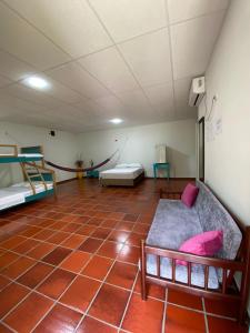 um quarto com um sofá e duas camas nele em Cabaña Villa Mary-Aguachica em Aguachica