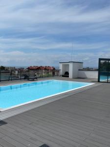 a swimming pool on the roof of a building at Helski azyl in Hel