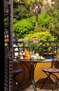 una mesa con un plato de comida en el balcón en La Dolce Vita - Luxury House, en Agrigento