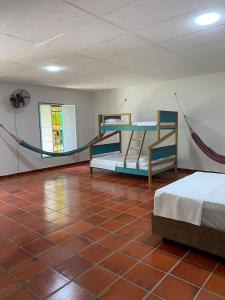um quarto com 2 beliches e uma rede em Cabaña Villa Mary-Aguachica em Aguachica