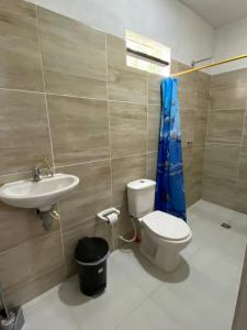 a bathroom with a toilet and a sink at Cabaña Villa Mary-Aguachica in Aguachica