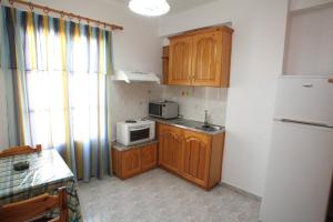 A kitchen or kitchenette at Afroditi Syros
