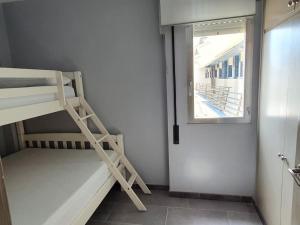 Palanda nebo palandy na pokoji v ubytování Vibras Estartit playa y piscina + 32 fotografií