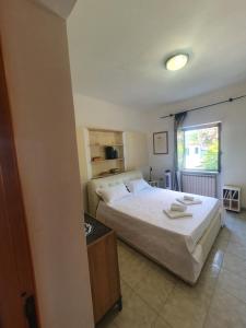 Un dormitorio con una cama grande y una ventana en Andrea's House, en Fiumicino