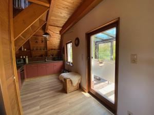 una cocina con una ventana grande en una casa en Flügels ReBi-Baude, en Rechenberg-Bienenmühle