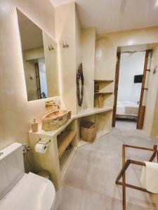 ein Badezimmer mit einem Waschbecken, einem WC und einem Spiegel in der Unterkunft Julio Cesar in Cádiz