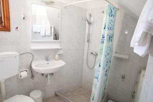 Ванная комната в Afroditi Syros