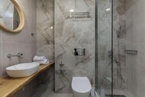 een badkamer met een douche, een toilet en een wastafel bij Pel Mar in Pefkochori