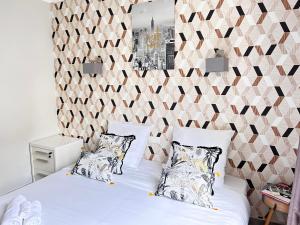 Posteľ alebo postele v izbe v ubytovaní 2 bedroom luxury flat with Balcony Cannes Center