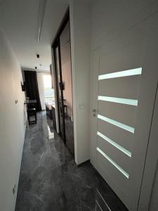 un corridoio con porta che conduce a una camera di 33 Modern Warsaw Apartments a Varsavia