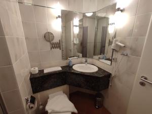 a bathroom with a sink and a mirror at Ferienwohnung Achterwasser mit Terrasse in Dewichow +13 photos
