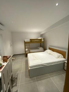 een slaapkamer met 2 stapelbedden in een kamer bij Seana Villa in Sarandë