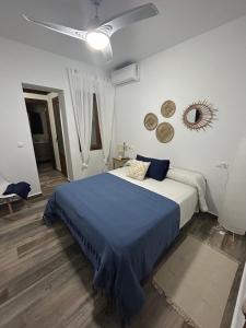sypialnia z dużym łóżkiem i niebieskim kocem w obiekcie Casa Rural en Valera El Rincón de Elena w mieście Valera de Abajo