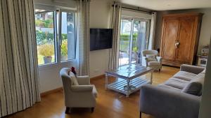 a living room with two couches and a table at La Gitane in Saint-Valery-sur-Somme