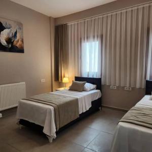 pokój hotelowy z 2 łóżkami i oknem w obiekcie Traumhaus mitten in der City 60 Meter zum Meer w mieście Kusadası