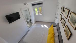 Hostal San Martin de Montalban的电视和/或娱乐中心