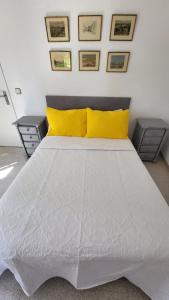 Hostal San Martin de Montalban客房内的一张或多张床位