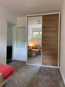 einen großen Spiegel in einem Zimmer mit Schlafzimmer in der Unterkunft Broniewskiego Centrum Konin in Konin