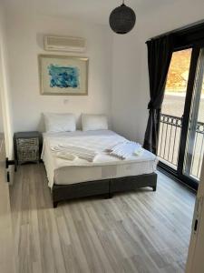 a bedroom with a bed in a room at Ozy Apart / Can Andifli in Kaş