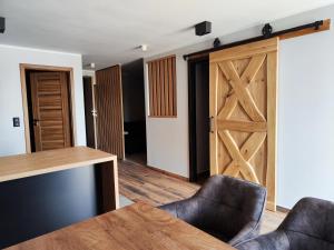 a room with a sliding barn door and two chairs at Vigor Horses 