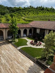 an aerial view of a house with a garden at Tenuta Armonia in Clavesana