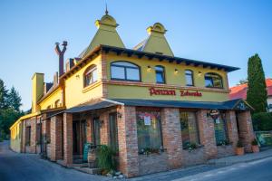 budynek z żółtej i czerwonej cegły na ulicy w obiekcie Penzion & Wellness Zoborska w mieście Nitra