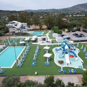 una vista aérea de una piscina en un parque acuático en Elia Luxury Apartment en Eretria