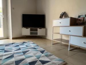 Telewizja i/lub zestaw kina domowego w obiekcie Gîte tout confort en Cévennes 3 étoiles