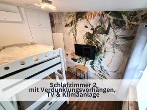 een slaapkamer met een bed en een schilderij aan de muur bij Ferienhaus Rothsee-Oase ideale Ausgangslage mit tollem Ausblick, Sauna und privatem Garten in Roth