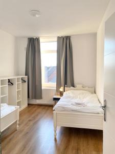 um quarto com uma cama branca e uma janela em 3 Rooms, free Parking, 25 min to Düsseldorf, 200 Mbps WLAN em Duisburg