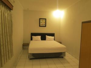 1 dormitorio con 1 cama en una habitación en Elenor's Home at Eyckman en Bandung