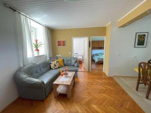 een woonkamer met een bank en een tafel bij Apartment Kaštel in Pazin