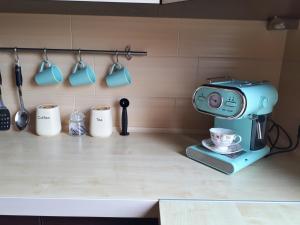 Príslušenstvo na prípravu kávy alebo čaju v ubytovaní Apartament Galeria Warmińska