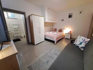 uma sala com um quarto com uma cama e um sofá em WILLA DobraNocka em Szklarska Poręba