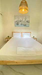 Postel nebo postele na pokoji v ubytování Siviri Lounge Cottage