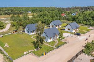 una vista aérea de una casa con patio en Mila Morska Kopalino en Kopalino