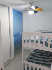 een slaapkamer met een bed en uitzicht op de oceaan bij RondaIVdeluxe in Fuengirola